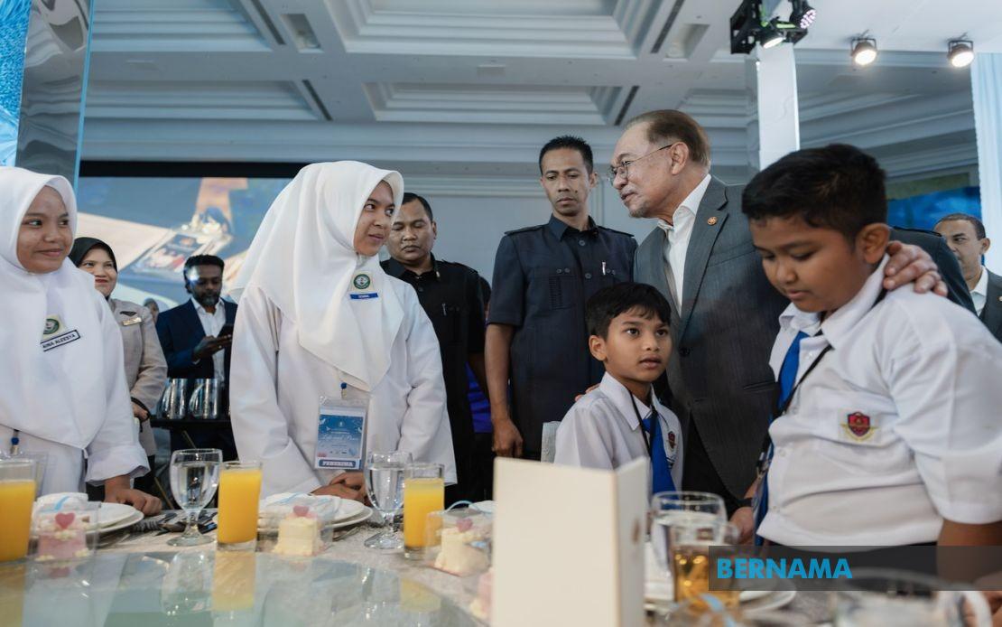 PM Anwar Urges Parents and Teachers to Raise Morally Grounded Children, Condemns School Bullying