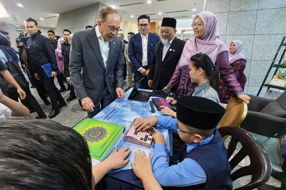 Learning Other Languages Strengthens Rather Than Weakens Bahasa Melayu, Anwar Says