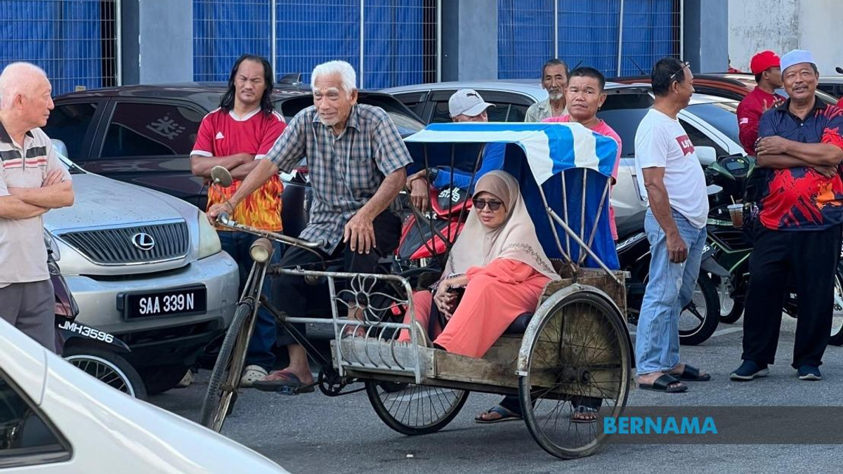 Octogenarian Pedals Trishaw Through Heat to See PM Anwar in Batu Pahat