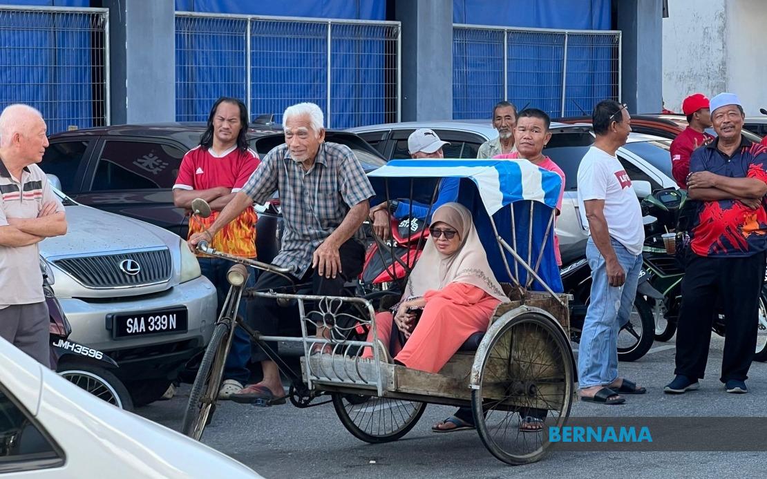 Octogenarian Pedals Trishaw Through Heat to See PM Anwar in Batu Pahat