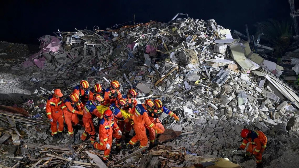 China Deploys Explosives in Race Against Time to Free 34 Trapped in Penghui Landslide