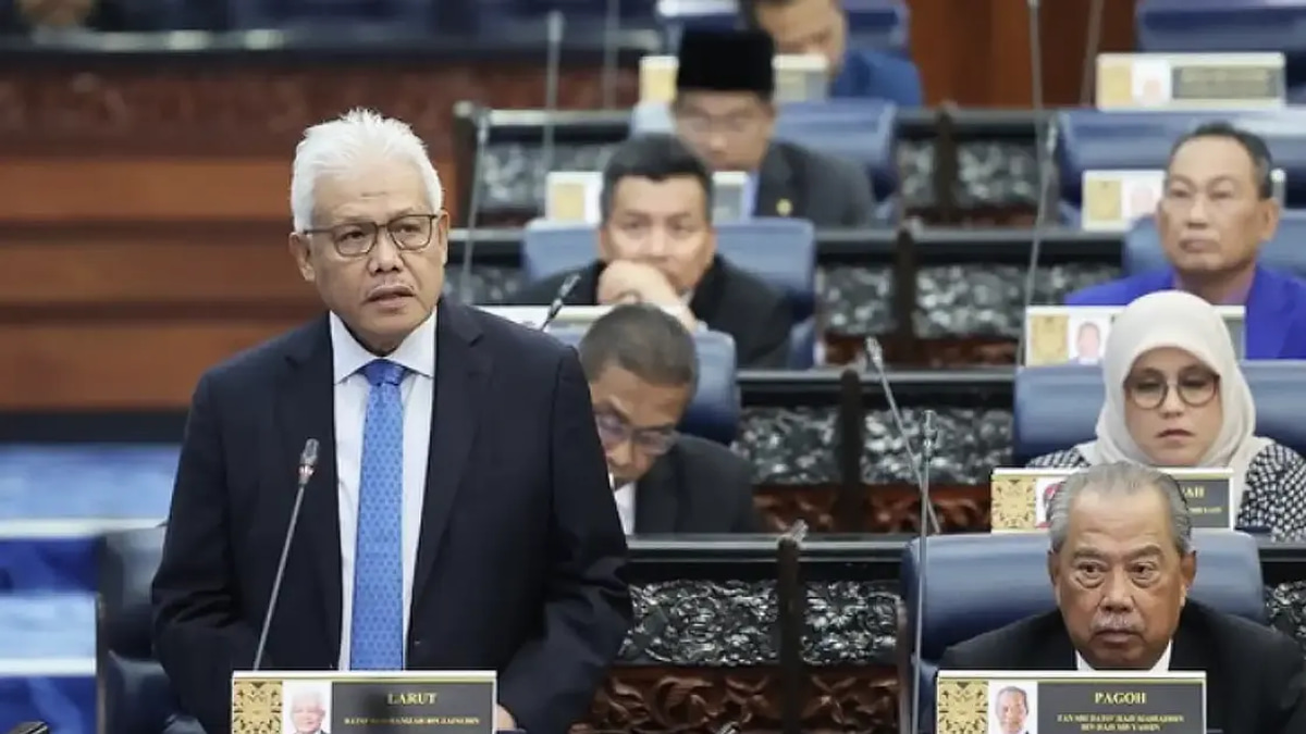Hamzah Reclaims Opposition Leader's Front Row Seat as Muhyiddin Demoted in Dewan