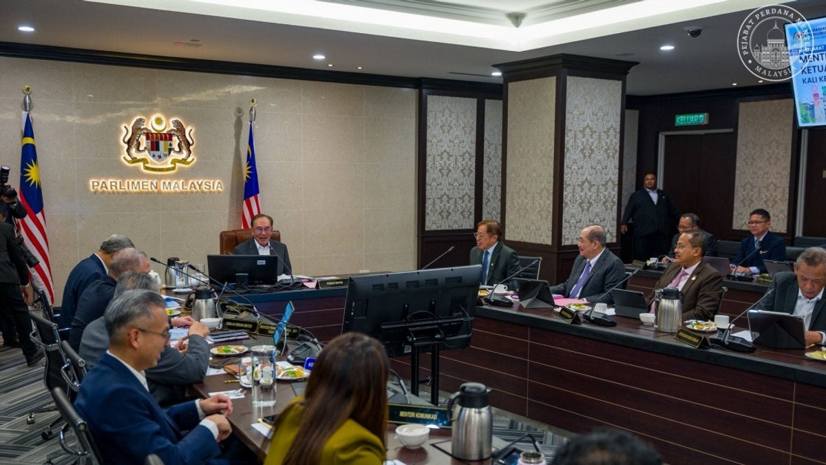 Anwar Chairs Top-Level Meeting on Economic Revival Amid Global Headwinds