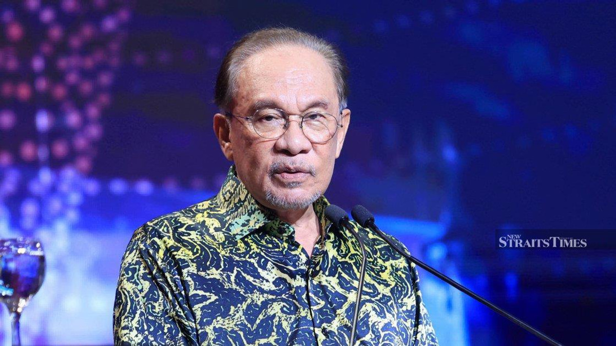 Anwar's Strategic Diplomacy Has Shielded Malaysia's Interests, Says Loke
