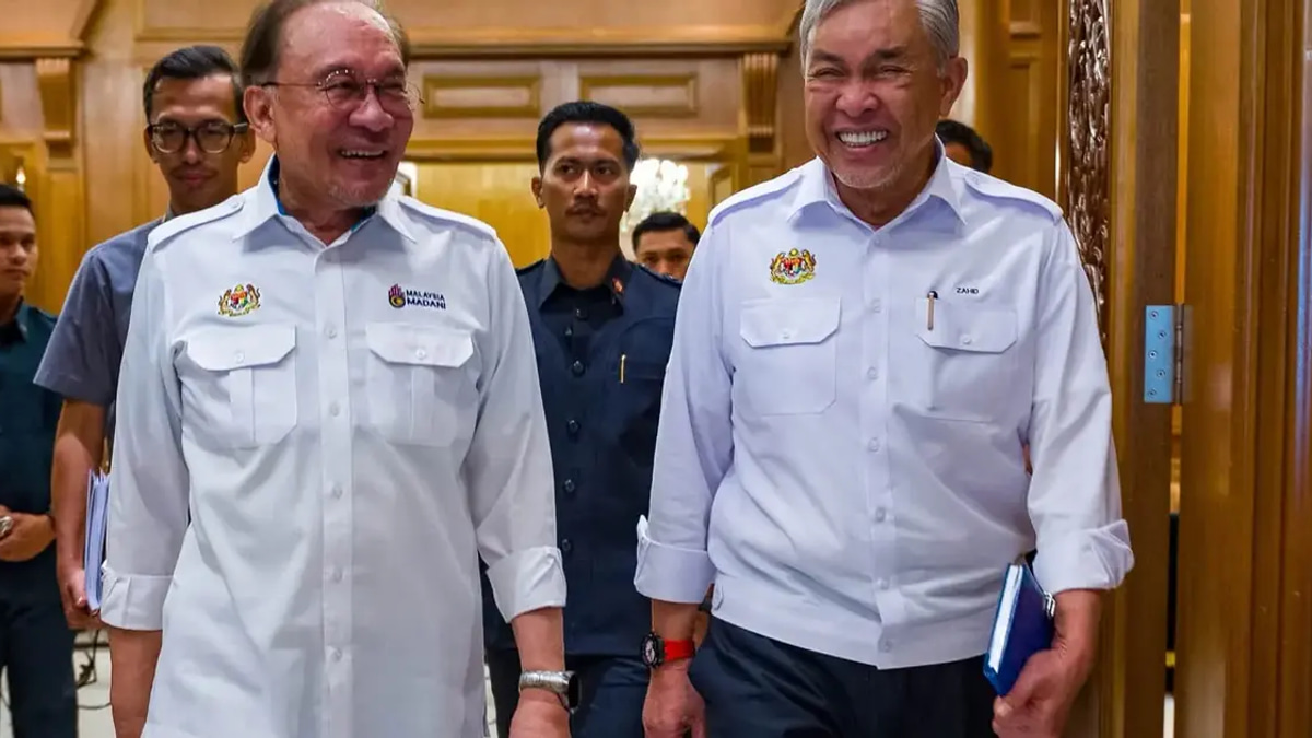 Anwar and Zahid Put on United Front After Barbs Over Cabinet Dismissals