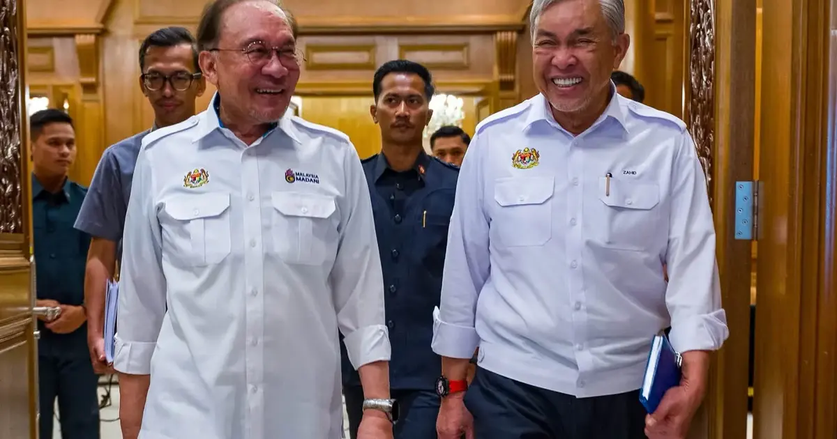 Anwar and Zahid Put on United Front After Barbs Over Cabinet Dismissals