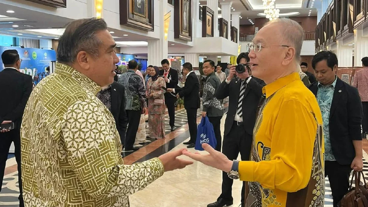Loke and Wee Set Aside Political Tensions as Parliament Maintains Decorum During Johor Campaign Heat
