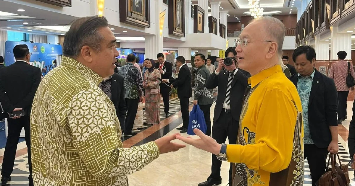 Loke and Wee Set Aside Political Tensions as Parliament Maintains Decorum During Johor Campaign Heat