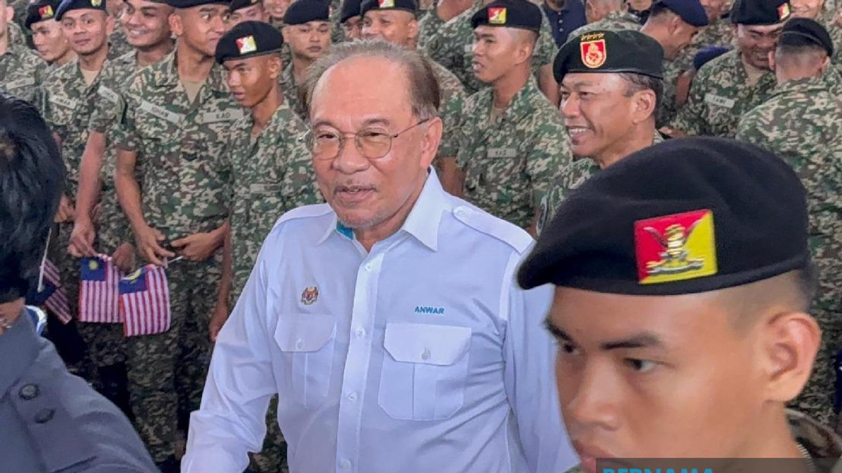 Public Trust Is Sacred, PM Anwar Warns Officials