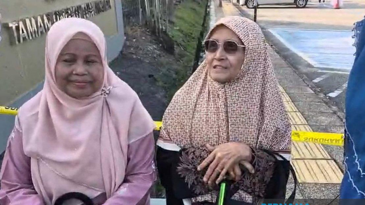 Elderly Voters Turn Out Early for Johor State Election Despite Rainy Weather