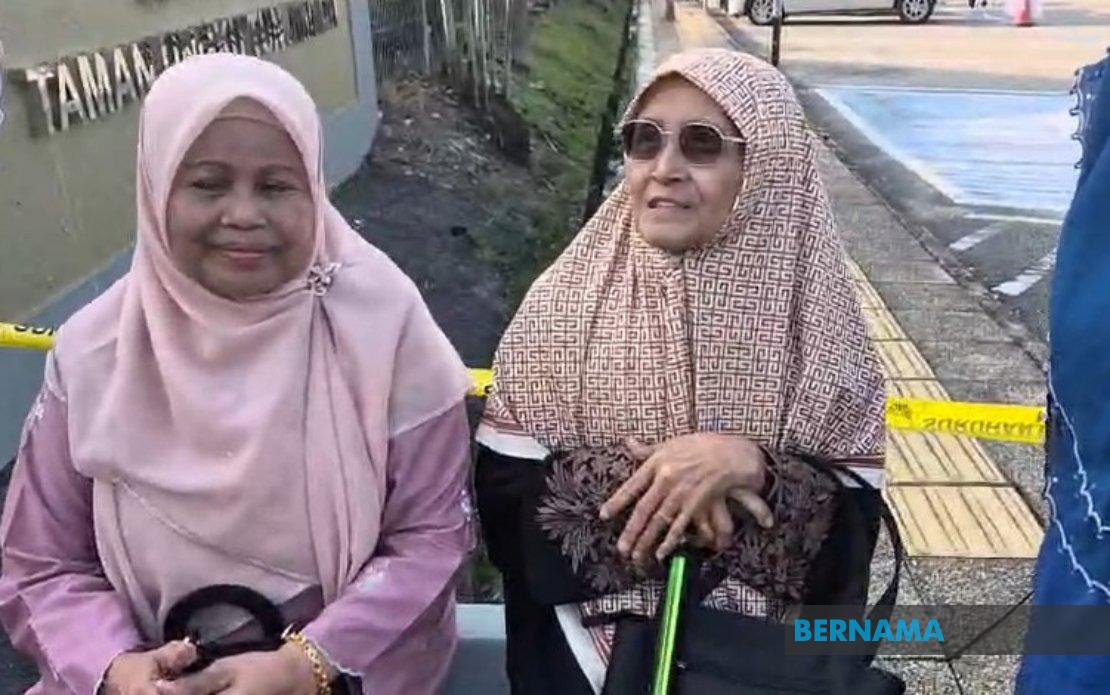 Elderly Voters Turn Out Early for Johor State Election Despite Rainy Weather