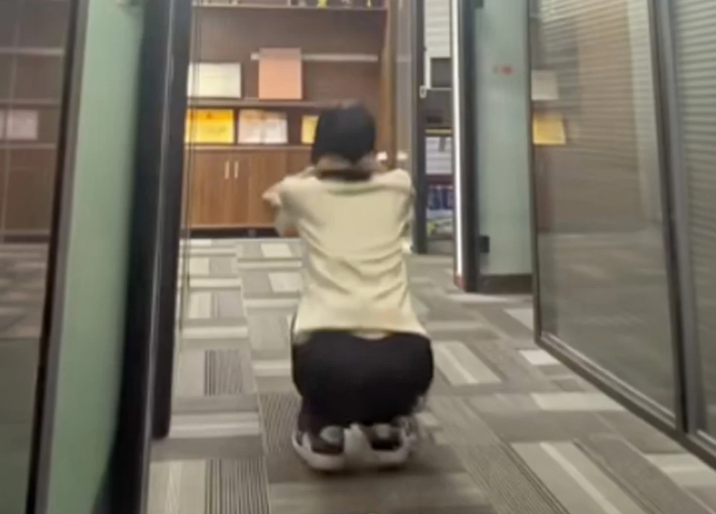 Chinese Financial Consultant Suffers Life-Threatening Muscle Breakdown After Workplace Punishment