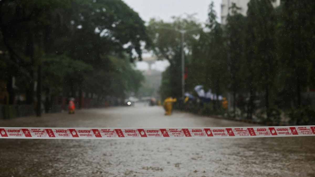 Six Dead as Heavy Rains Bring Down Building in Mumbai