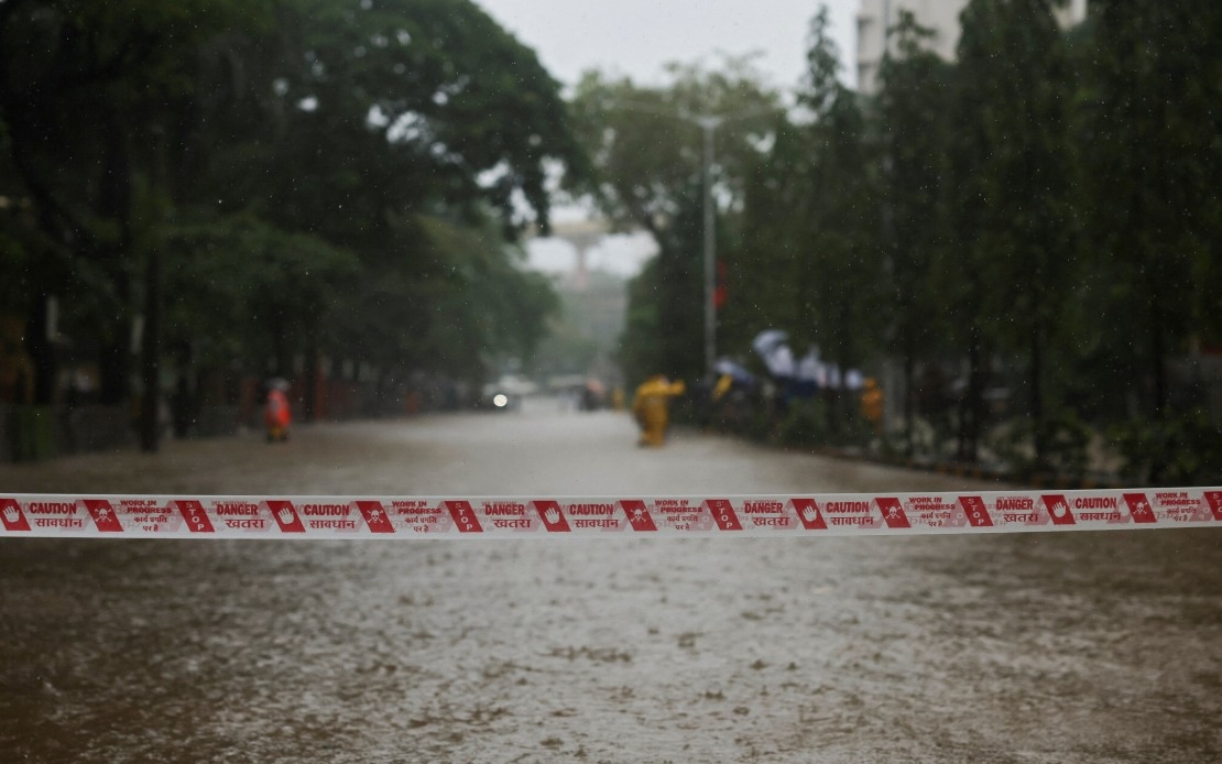 Six Dead as Heavy Rains Bring Down Building in Mumbai