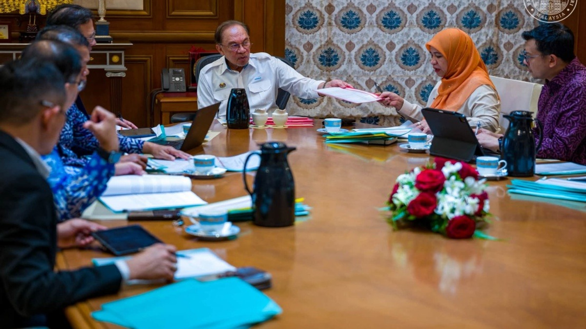 Anwar Pushes FELDA to Urgently Address Second-Generation Settler Concerns