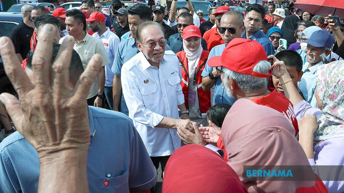 Grandmother's Motorcycle Journey Through Palm Estate Helps Grandson Realise Dream of Meeting PM Anwar