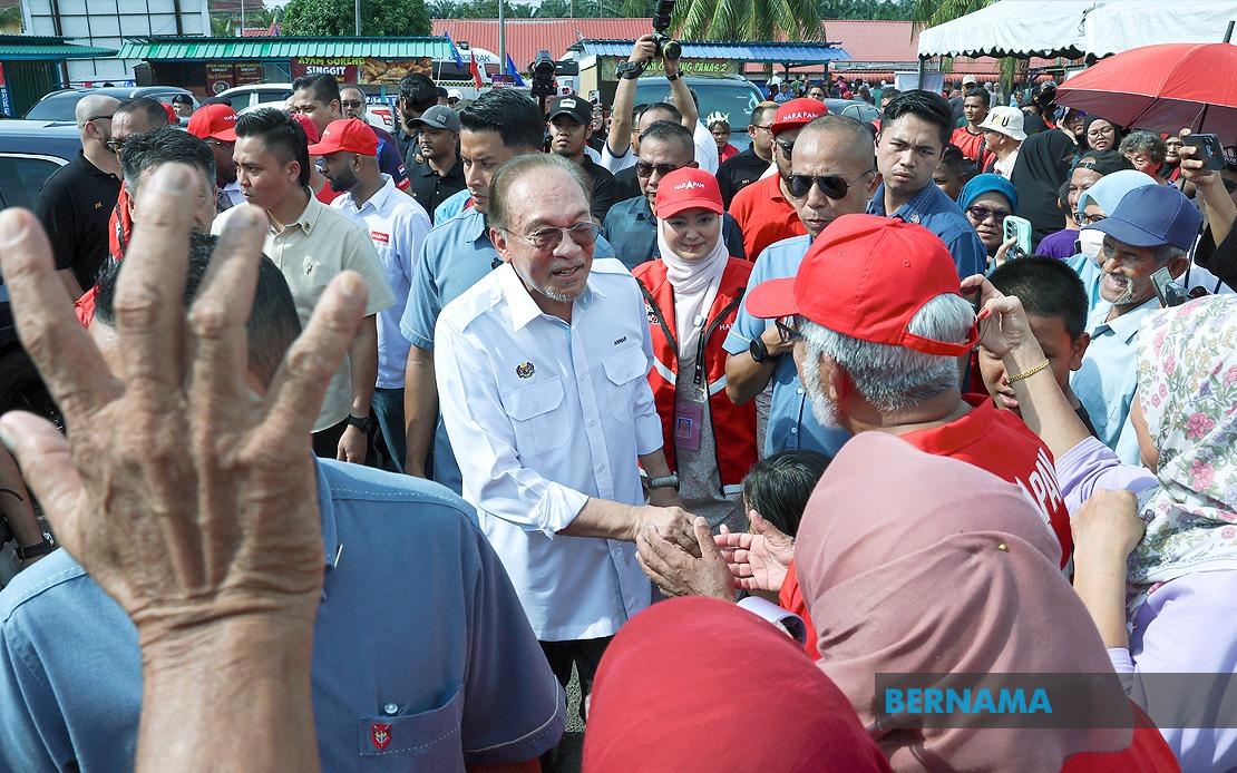 Grandmother's Motorcycle Journey Through Palm Estate Helps Grandson Realise Dream of Meeting PM Anwar