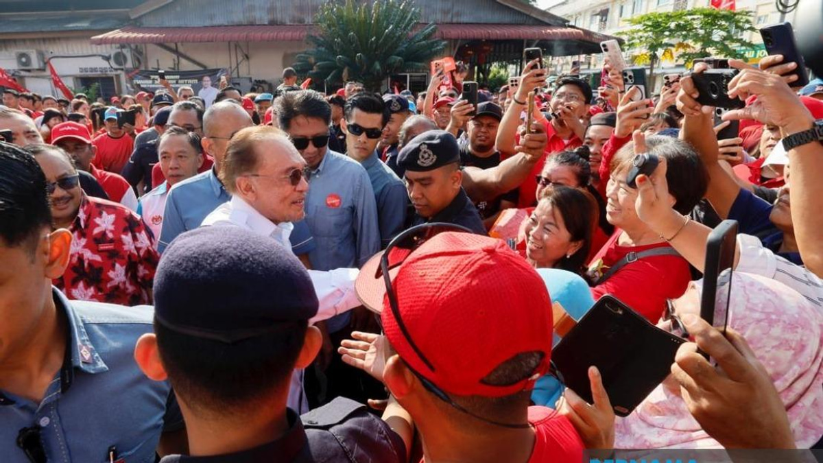 Anwar's Johor Campaign Push Energises Pakatan Harapan Ground Game in Machap and Layang-Layang