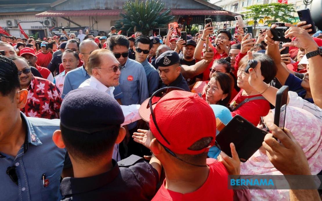 Anwar's Johor Campaign Push Energises Pakatan Harapan Ground Game in Machap and Layang-Layang