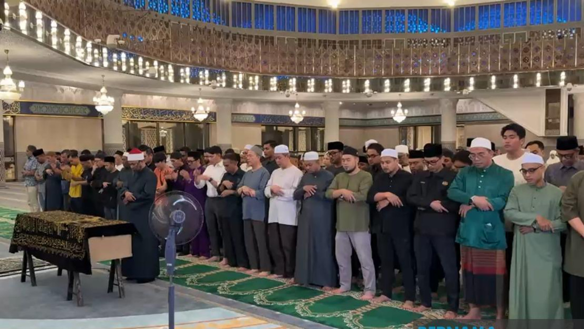 Nancy Shukri's Husband Laid to Rest With Funeral Prayers at National Mosque