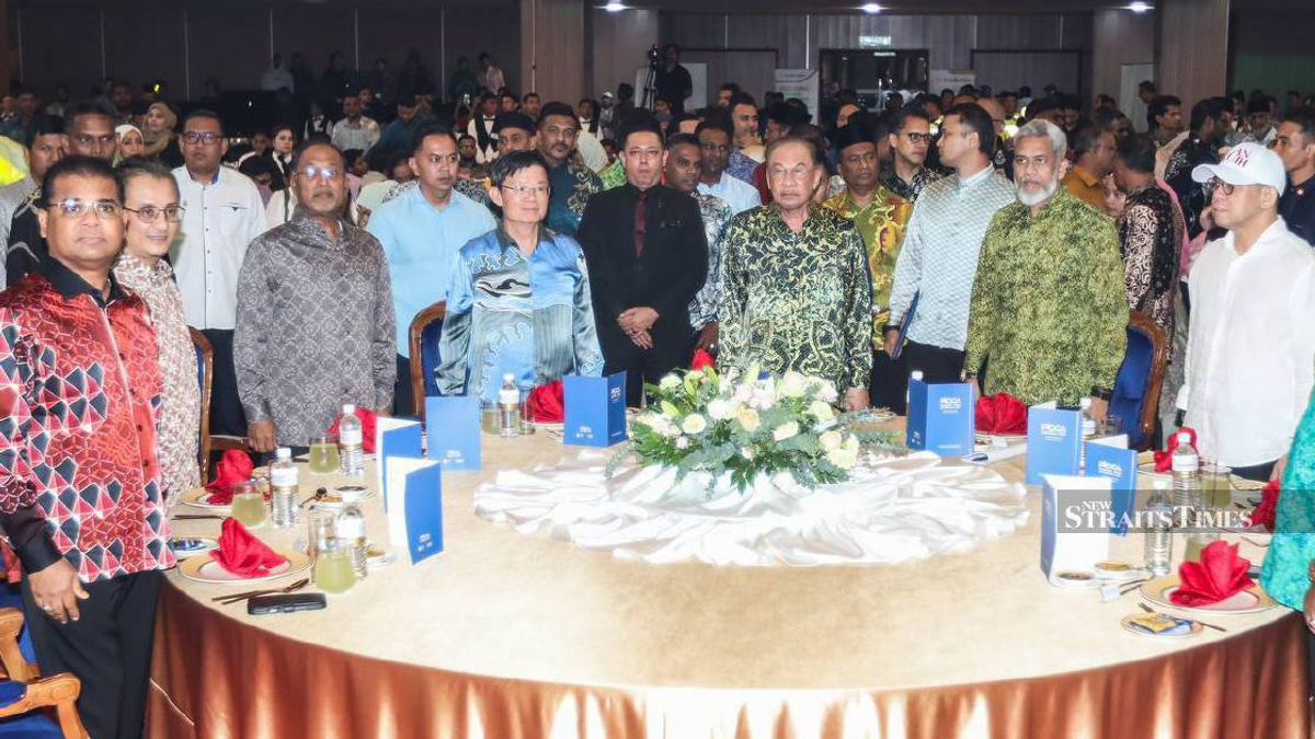 Anwar Orders Swift Resolution of Foreign Worker Permits for Key Sectors Within 30 Days