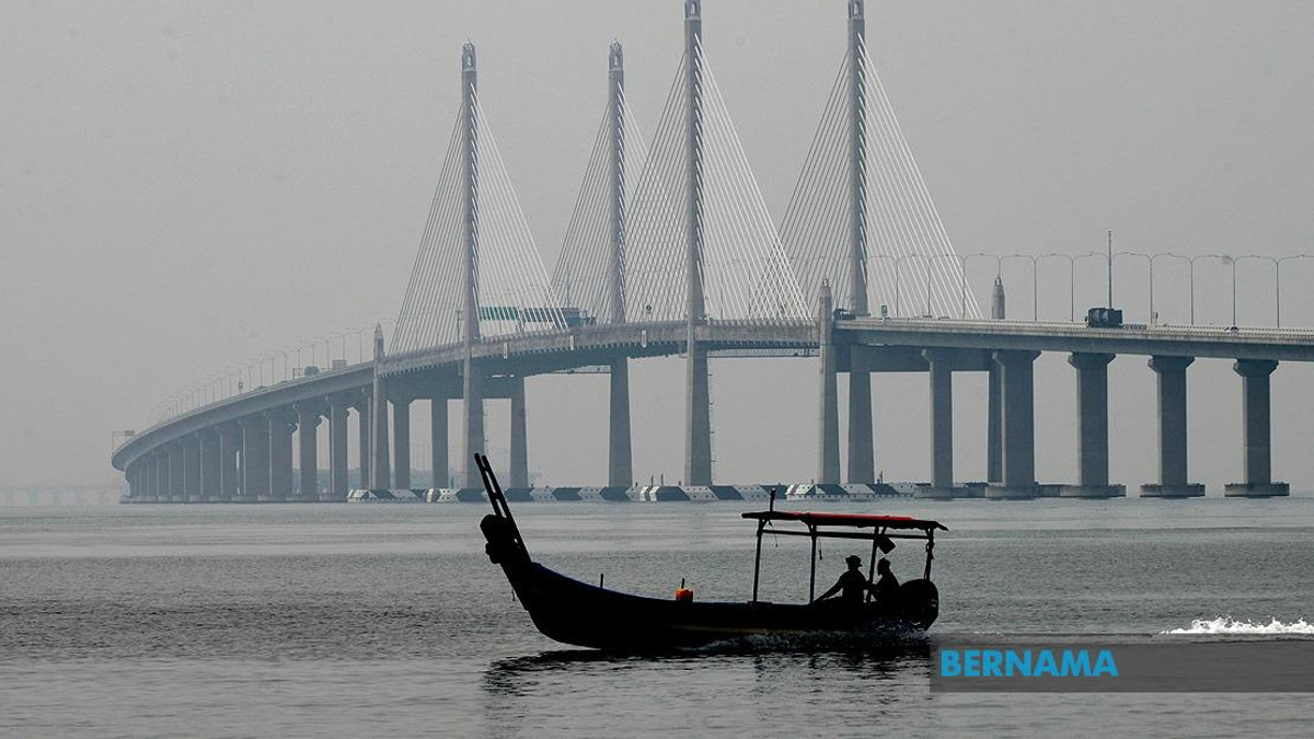 Penang Seeks Balanced Solution to Fishing Ban Under Two Bridges