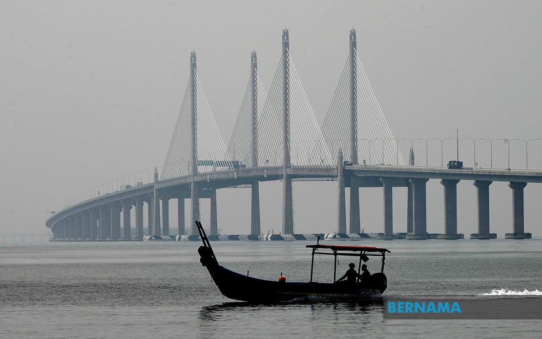 Penang Seeks Balanced Solution to Fishing Ban Under Two Bridges