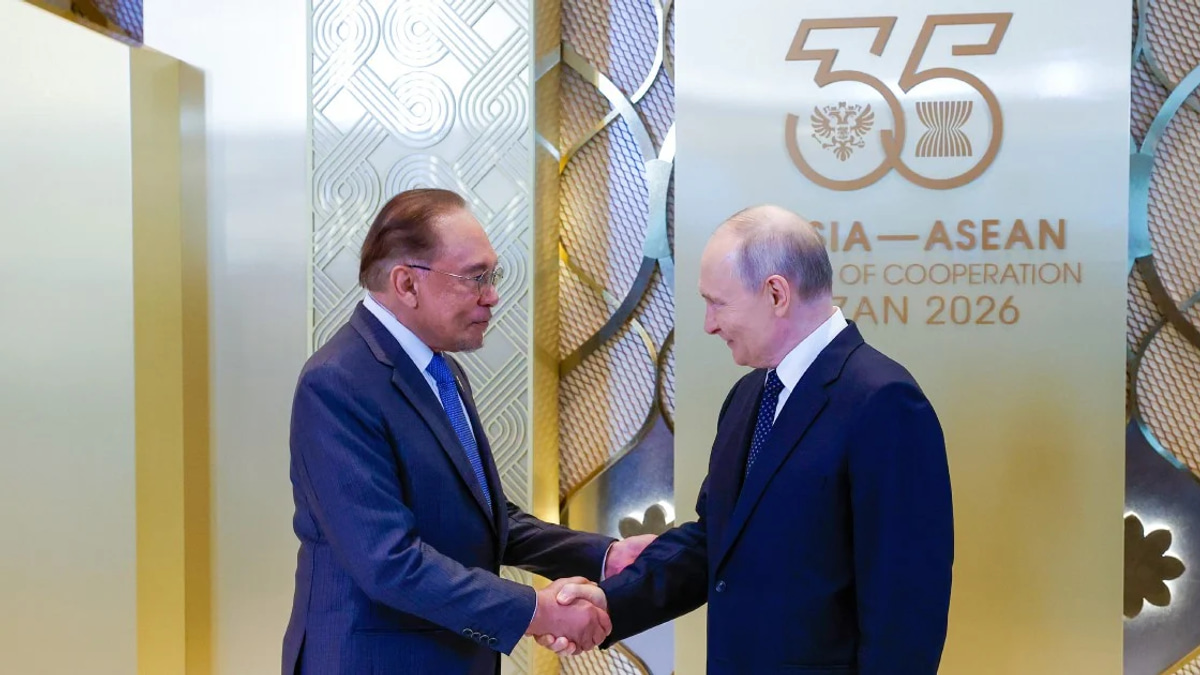 Anwar and Putin Explore Energy Cooperation and Currency Innovation