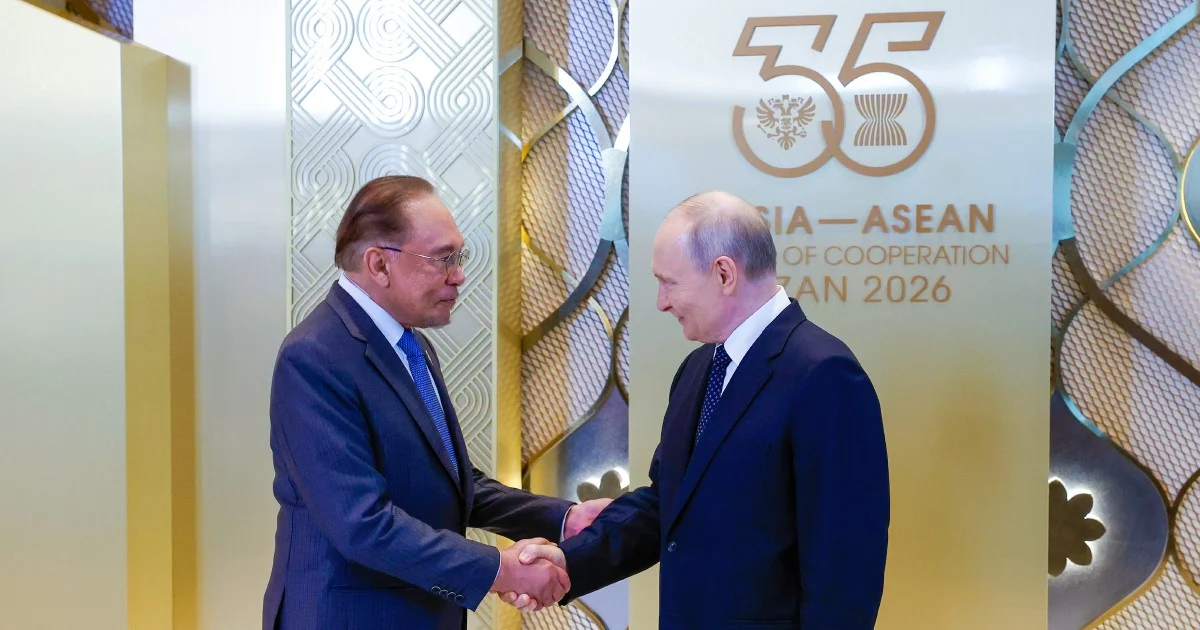 Anwar and Putin Explore Energy Cooperation and Currency Innovation