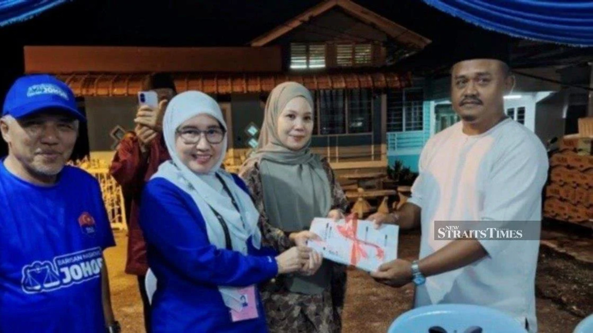 Some 200 Defectors Join Umno's Johor Campaign Push