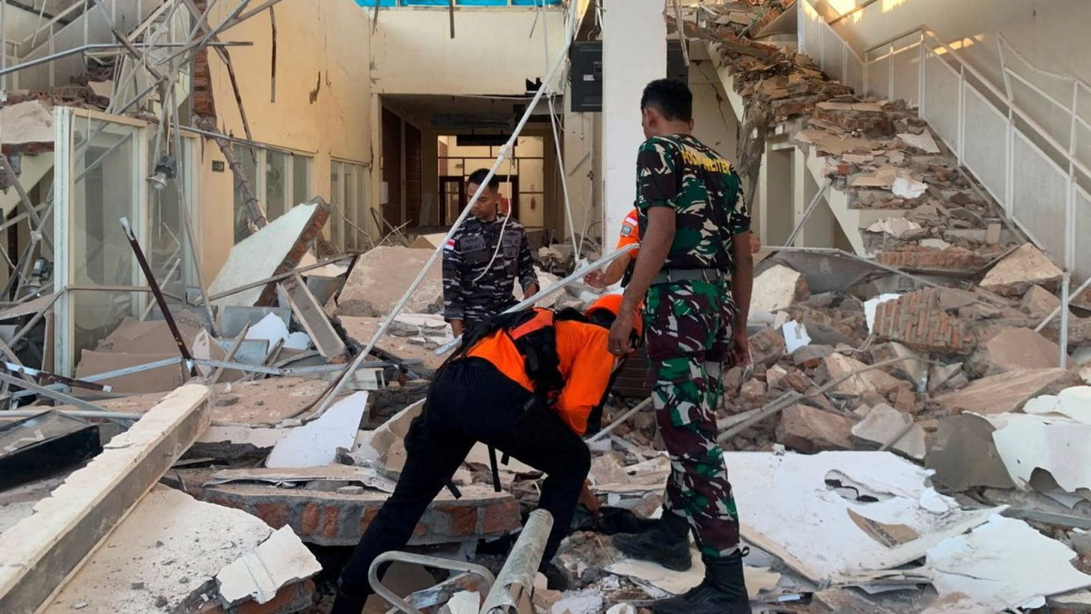 Magnitude 7.7 Earthquake Strikes Indonesia's Flores Region, Killing At Least Two