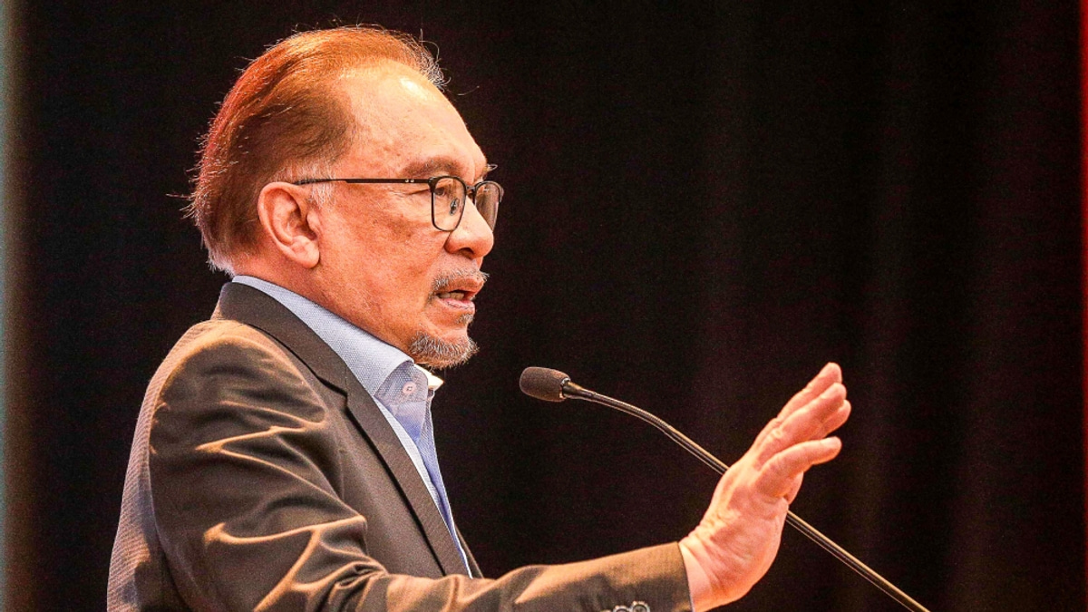 PM Anwar praises customs authority for intercepting Israel-bound cargo at Johor port