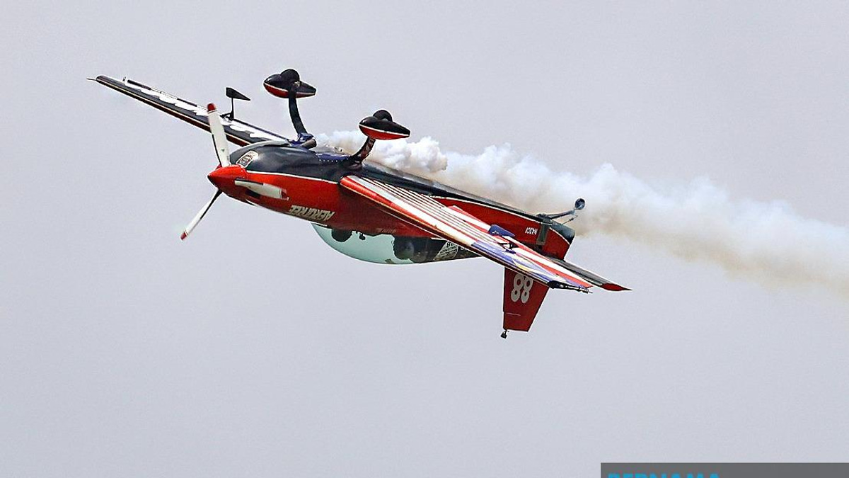 Veteran Pilot Halim Othman Showcases Four Decades of Expertise at Merdeka Sunset Display