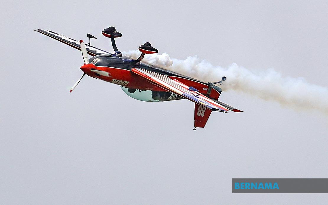 Veteran Pilot Halim Othman Showcases Four Decades of Expertise at Merdeka Sunset Display