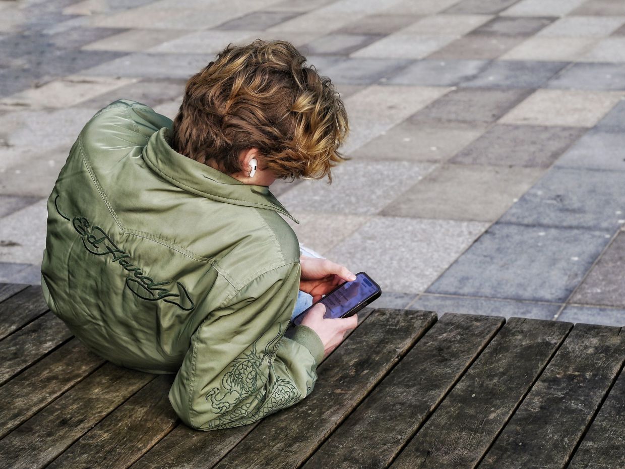 UK Teen Survey Shows Overwhelming Rejection of Planned Social Media Night-Time Curfew