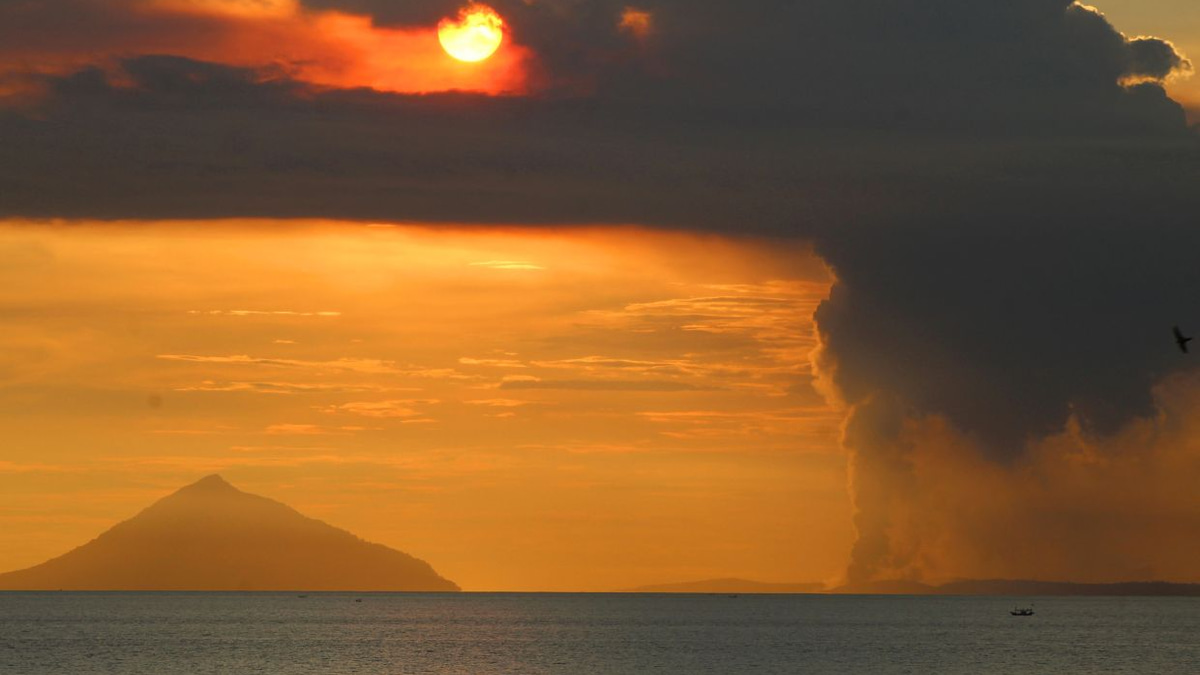 Indonesia's Mount Anak Krakatau Erupts Amid Surge in Volcanic Activity