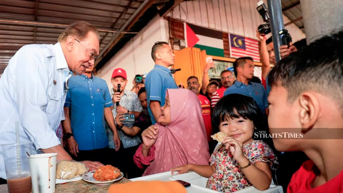 Anwar Acknowledges Government Shortcomings, Commits to Steady Progress in Johor Campaign