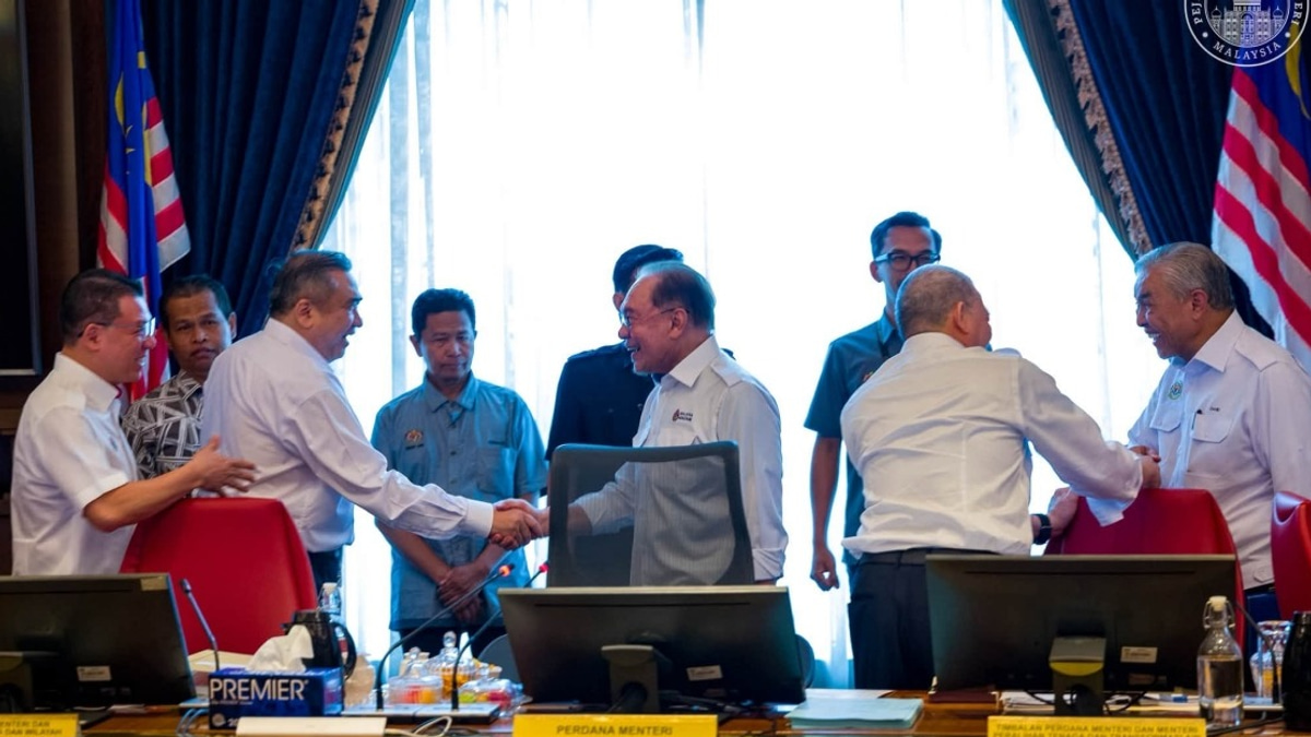 Anwar's Unity Message Strikes Chord as PH and BN Navigate Negeri Sembilan Contest