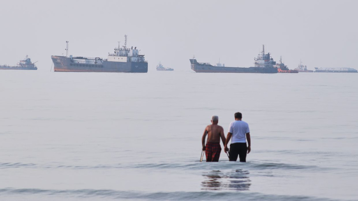Iran Rejects Trump's Talks Proposal as Rhetoric Escalates Over Hormuz Straits