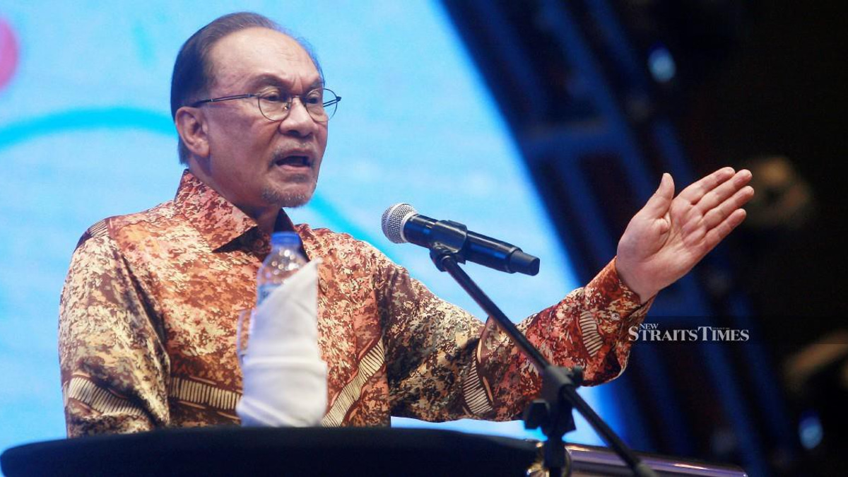 Anwar Pledges Political Independence for Tabung Haji and Felda Investigations