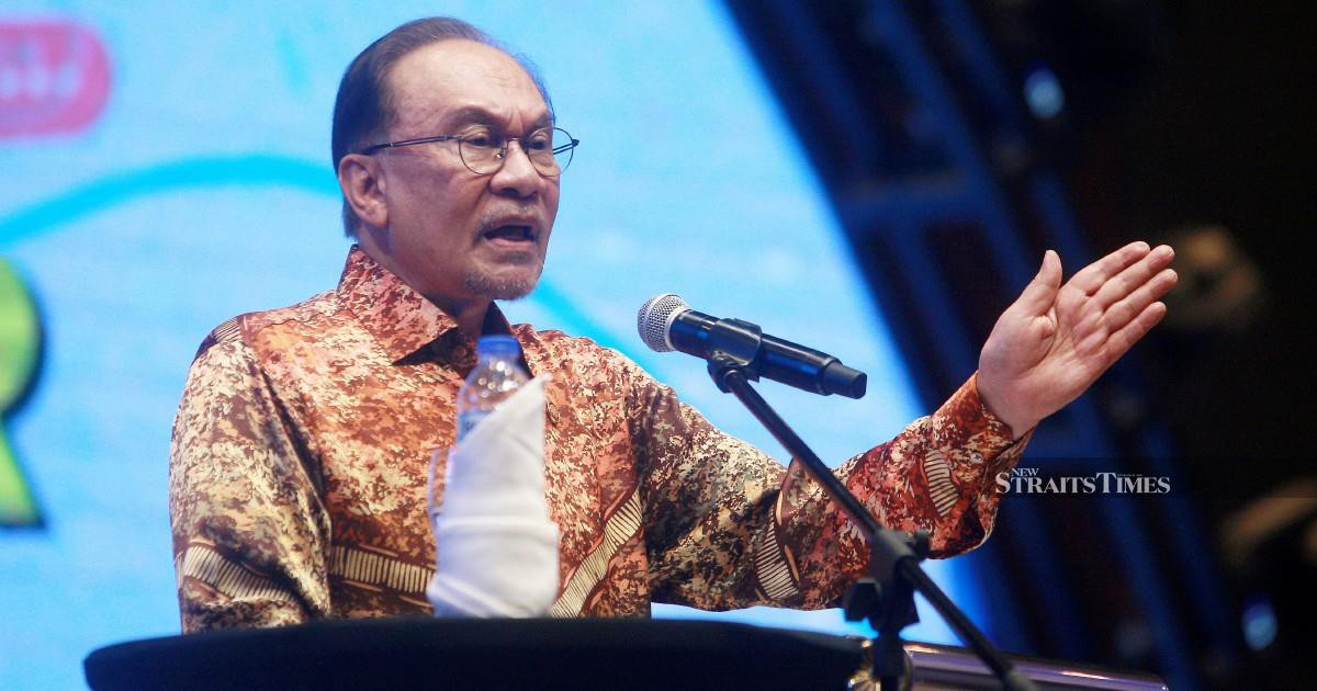 Anwar Pledges Political Independence for Tabung Haji and Felda Investigations