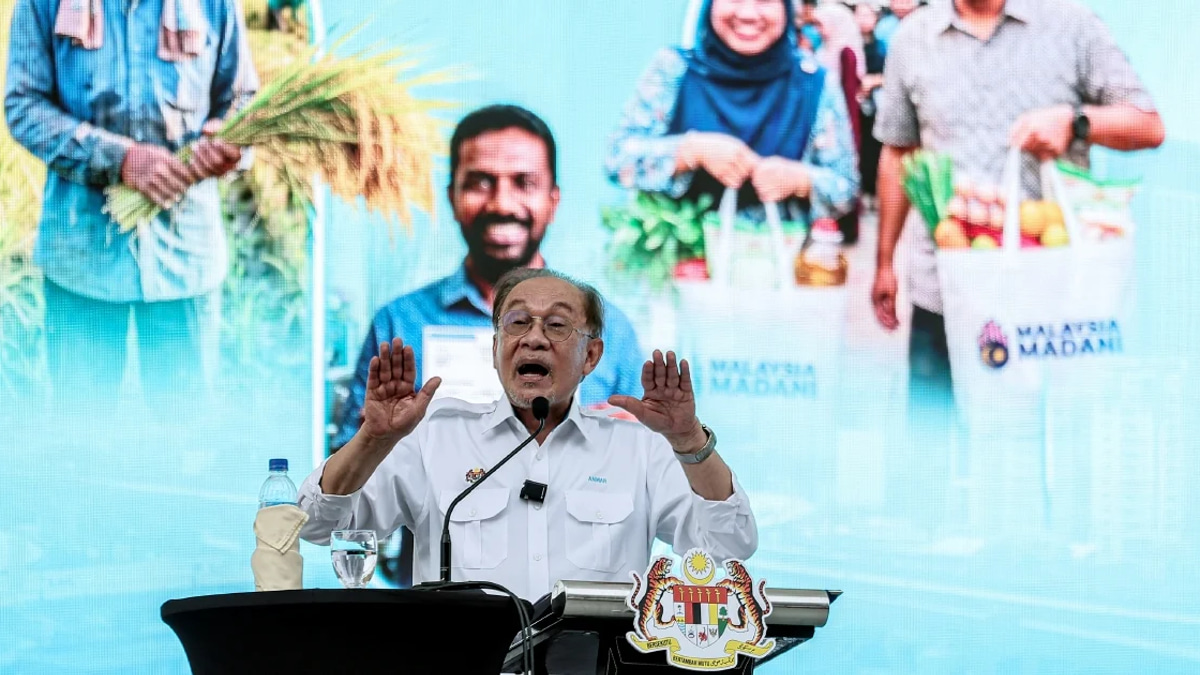 Anwar Raises Neighbourhood Watch Grants by RM4,000 Annually to Boost Community Safety