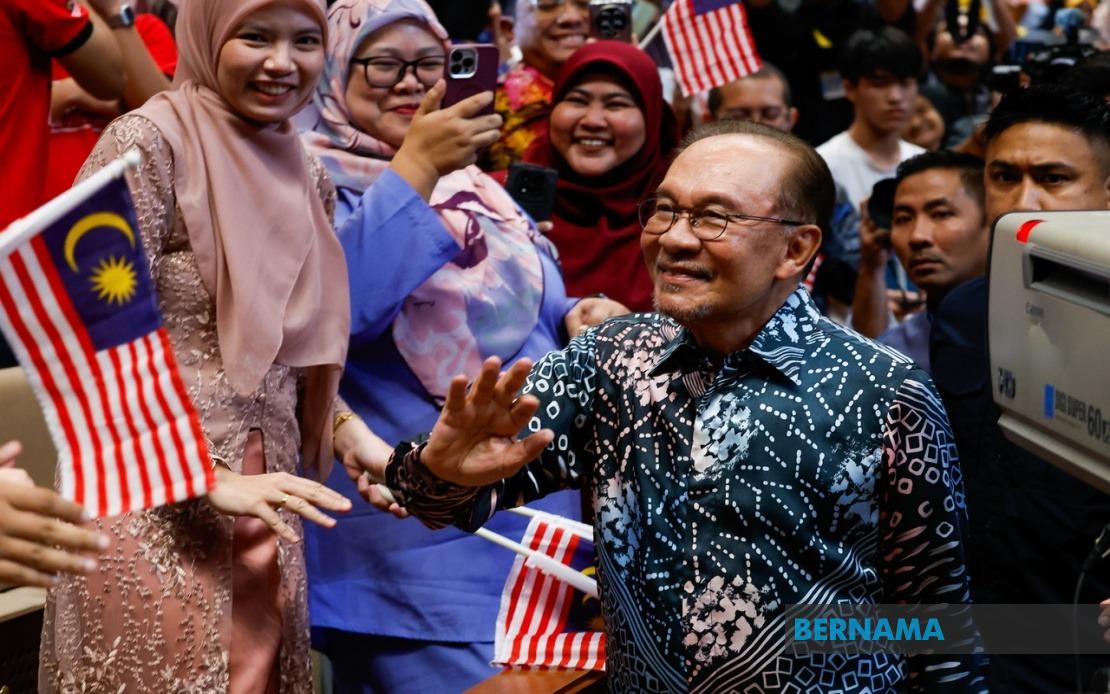 Anwar Urges Malaysians to Cultivate True Spirit of Independence Beyond Symbols