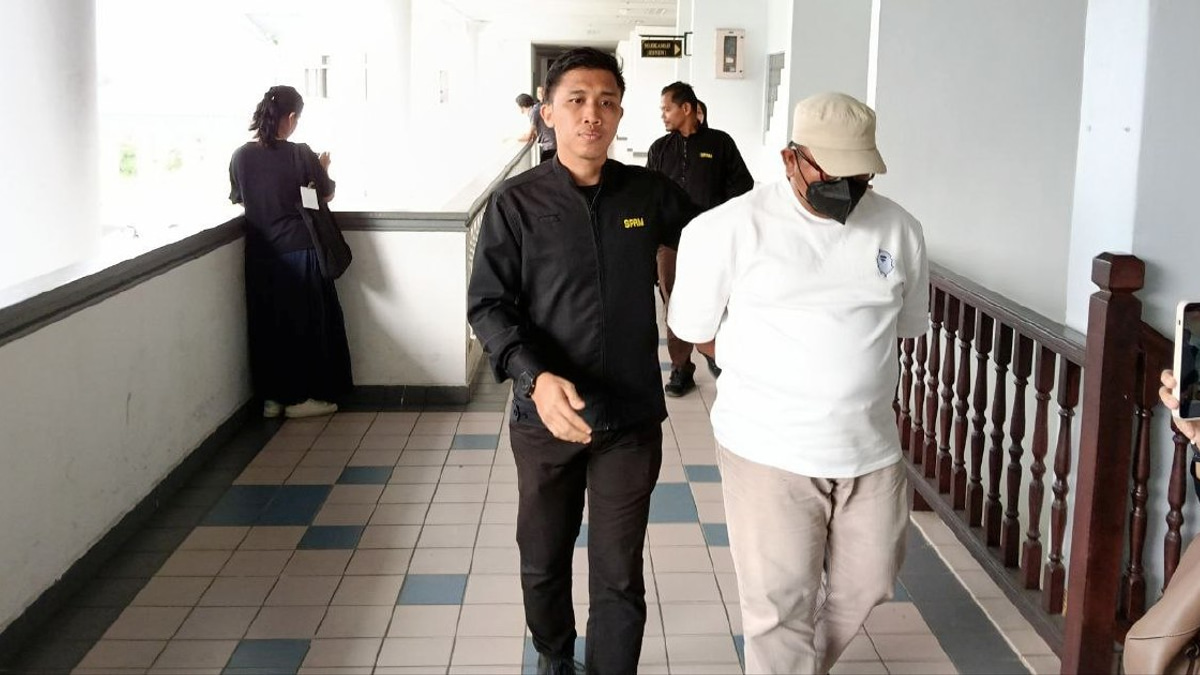 Immigration Officer Faces Bribery Charges Over Restaurant Owner Payments