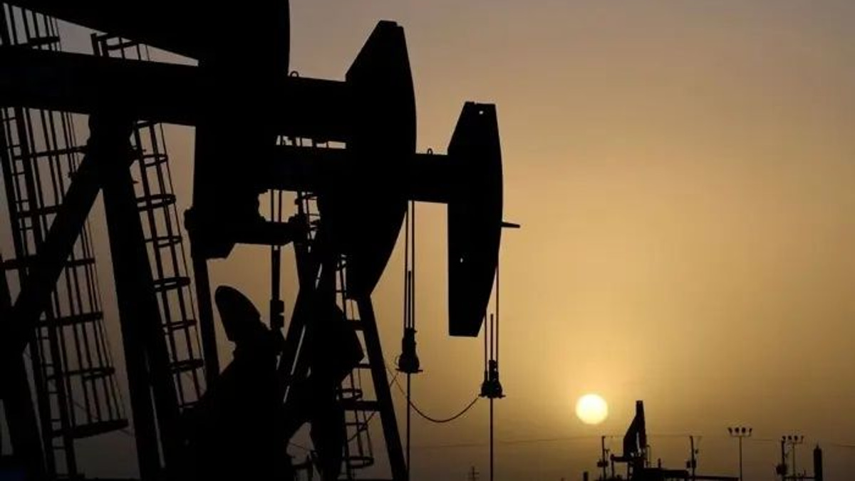 Oil Surges as US-Iran Tensions Escalate, Red Sea Route Under Threat