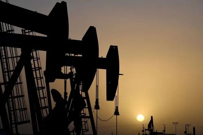 Oil Surges as US-Iran Tensions Escalate, Red Sea Route Under Threat