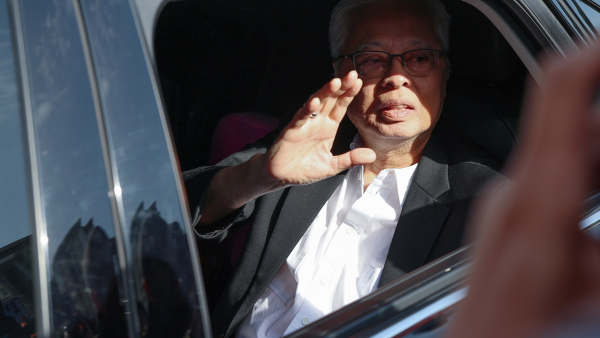 Anwar Extends Goodwill to Deputy PM and Former PM at Heart Institute