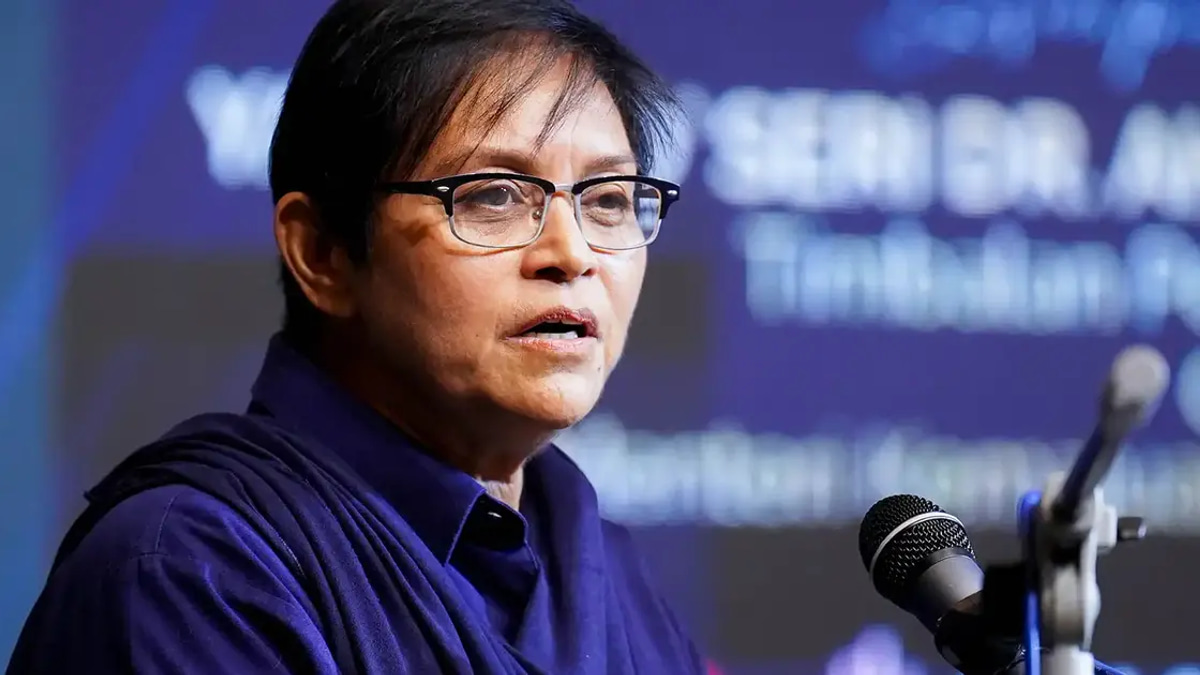 Malaysia is Home, Not a Way Station, Azalina Tells PN's Sanusi