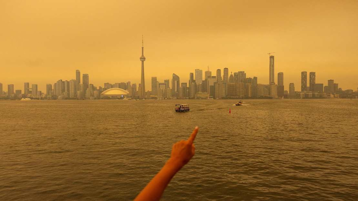 Massive Ontario Wildfires Blanket Canadian Cities in Smoke, Disrupt Railway Operations