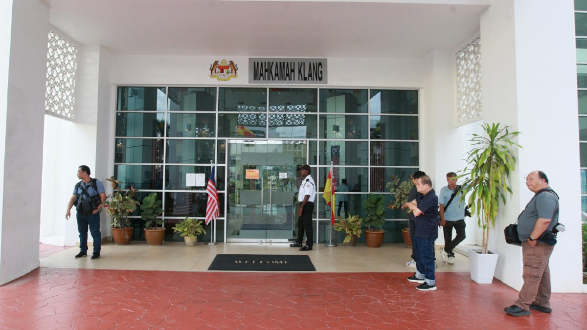 Serenity marks morning outside Klang court as Rocky case comes to charges